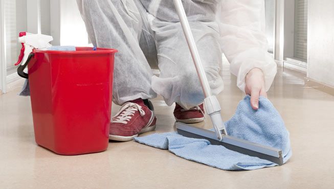 Limpiezas Corredor del Henares persona limpiando piso